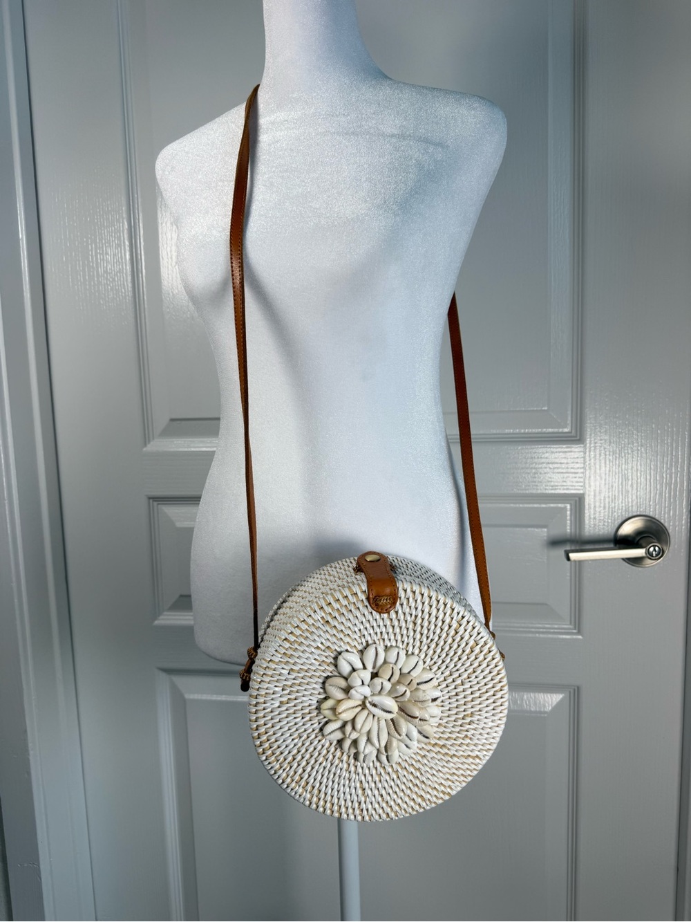 Round Woven Shell Accent Straw Crossbody Bag - White & Tan
